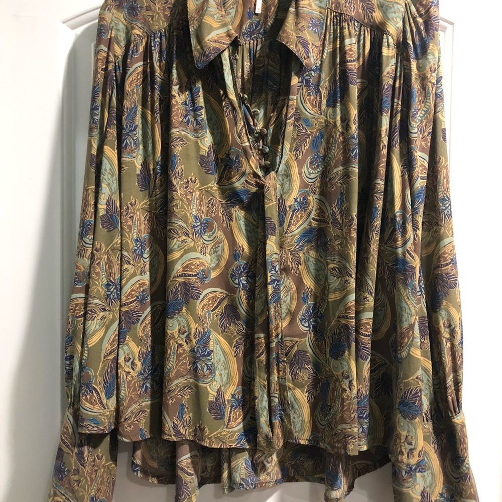 Free flowing top